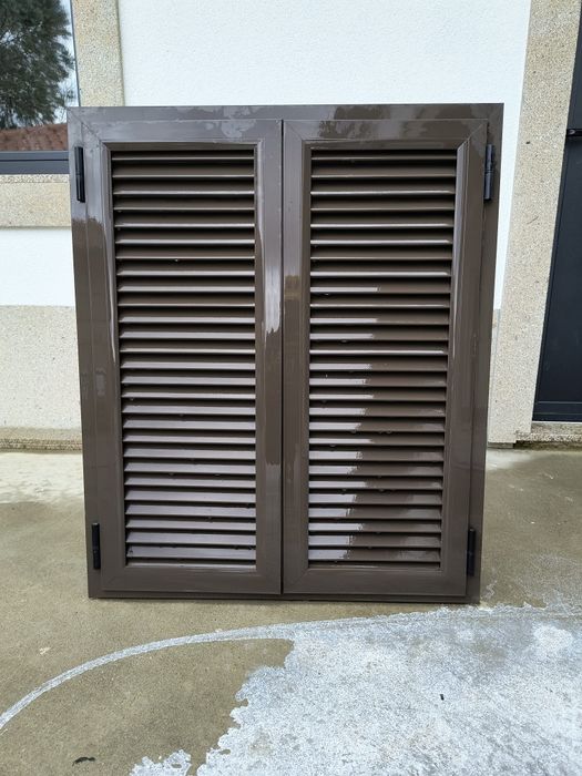 Porta e janelas de alumínio com portadas