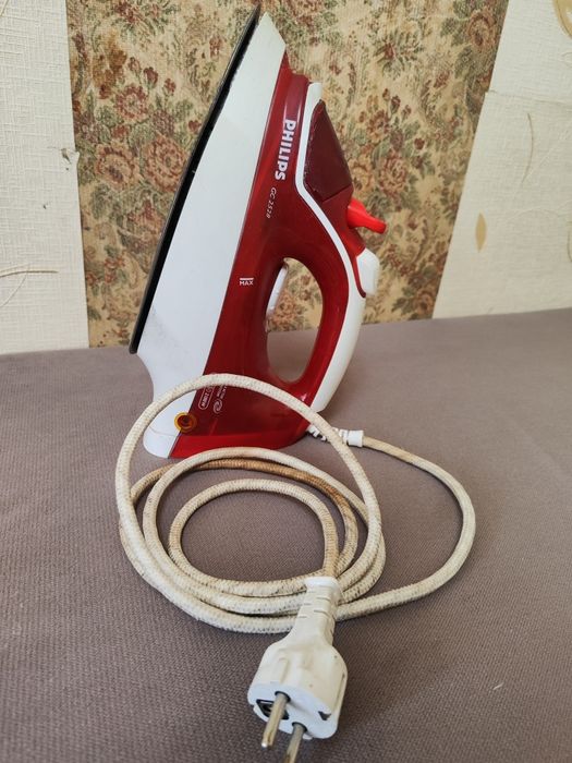 Праска PHILIPS GC-2528 в робочому стані.