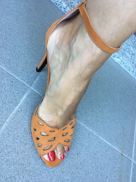 Sandália amarela lindíssima