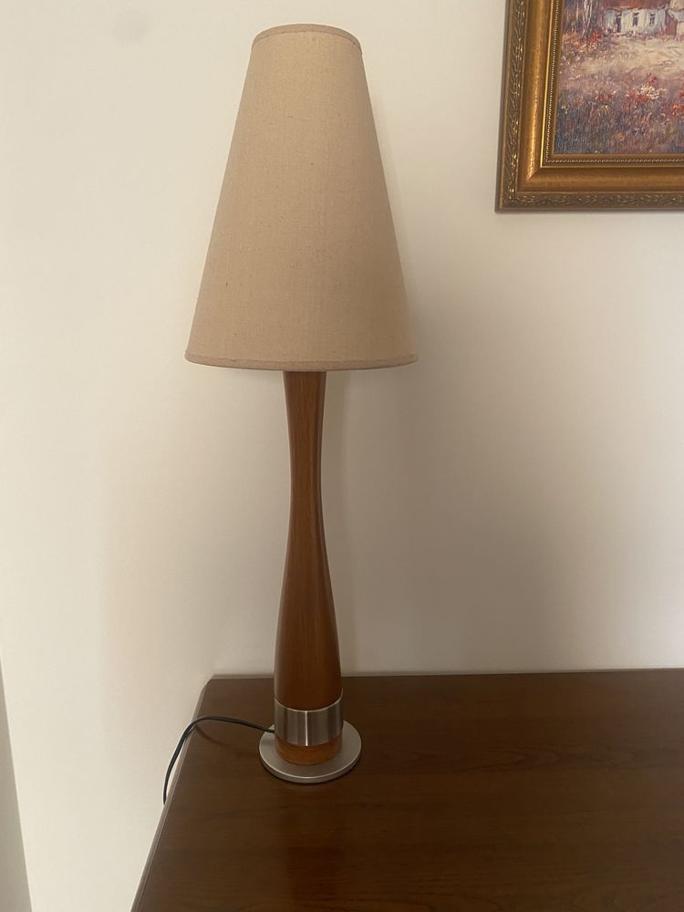 Dębowa lampa z bezowym kloszem