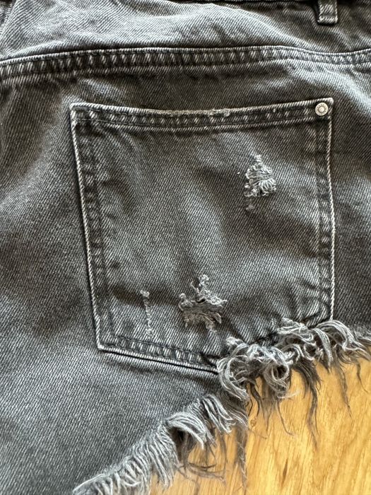 Czarne, postrzepione spodenki Sinsay 40, guziki