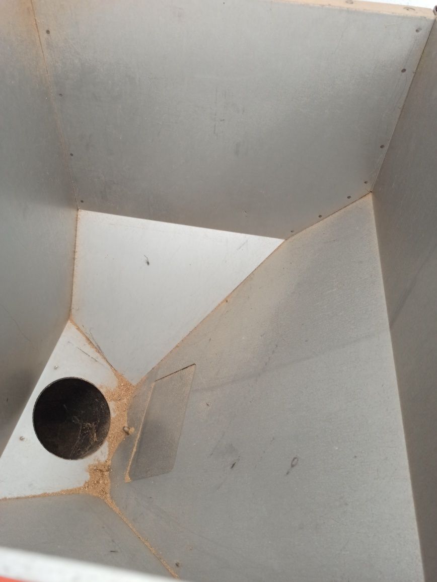 Lote de 2 máquinas de aquecimento a pellets e 1 depósito