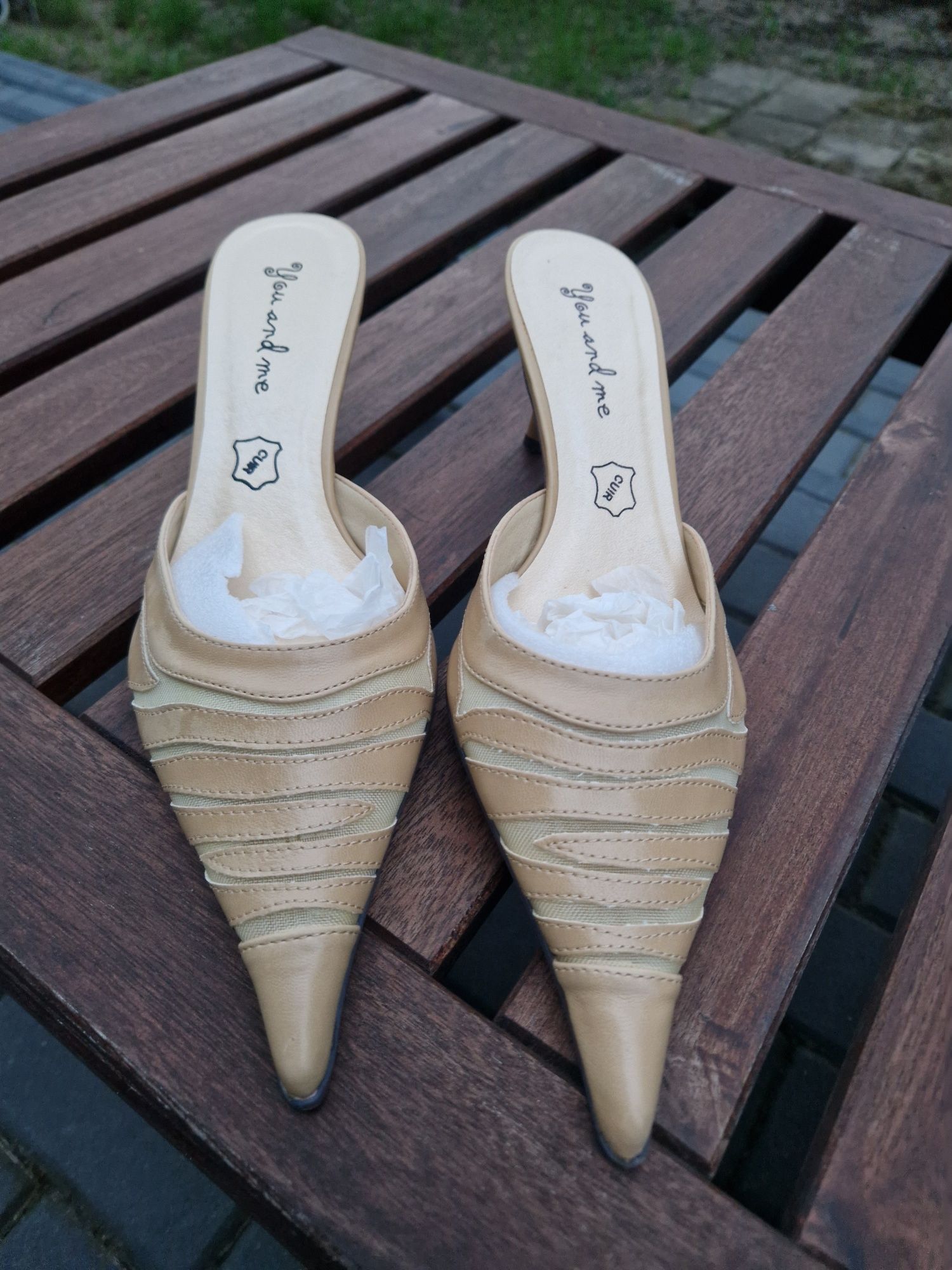 Beżowe buty, "kaczuszki"