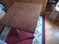 Mesa, baú e cestas em verga