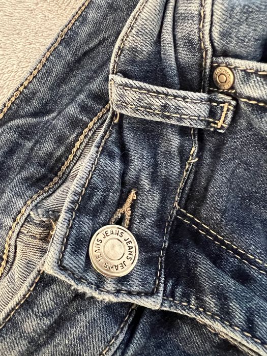 Jeansy / dżinsy / spodnie jeansowe niebieskie z podwiniętymi nogawkami