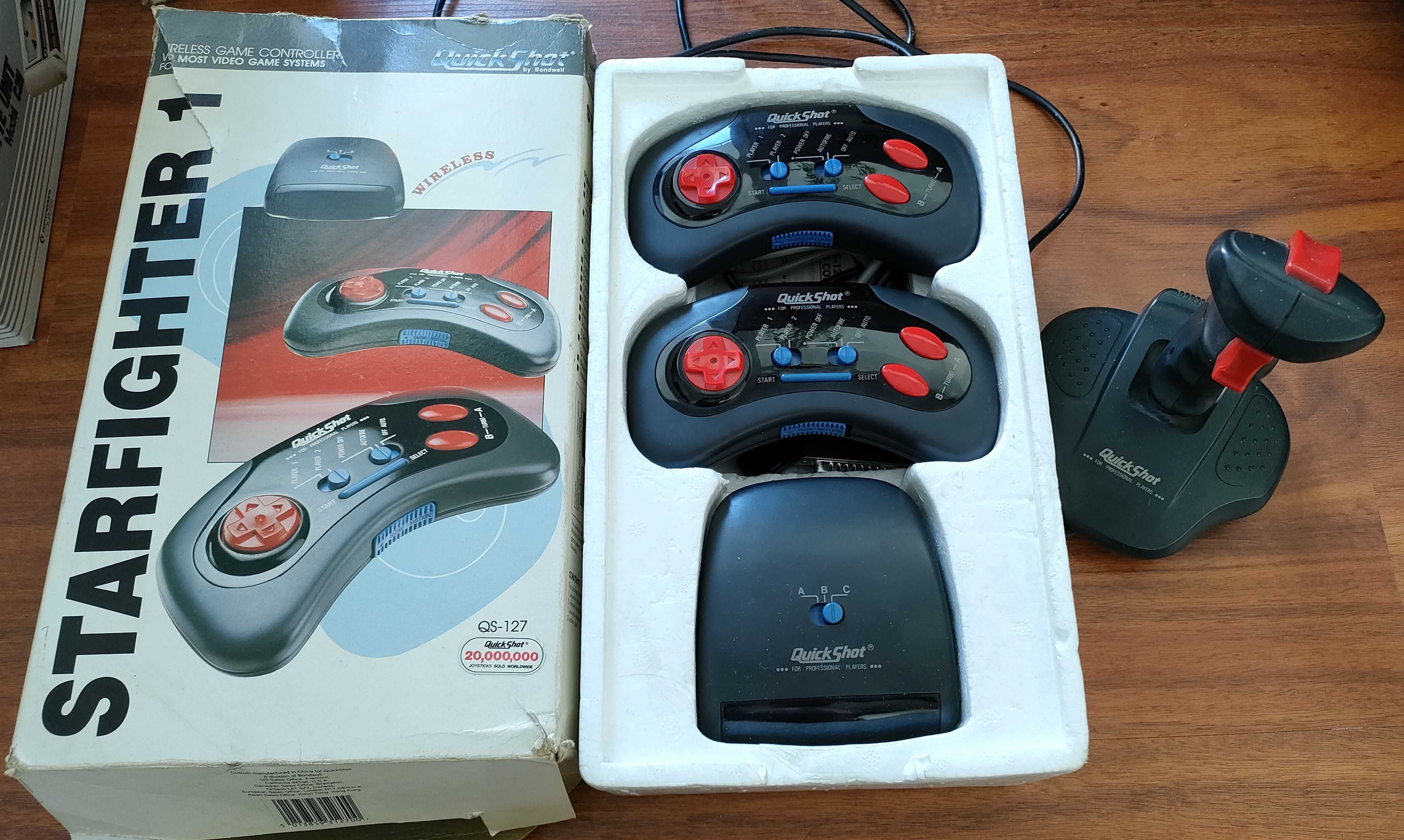 Komputer Commodore C64G, magnetofon, joystick, 2 kontrolery BlackBox 8