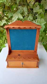 Mała, drewniana szafka z szufladką zamykaną na klucz