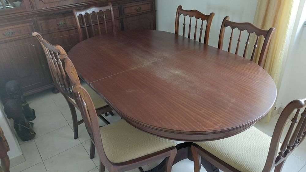 Mesa de sala em mogno.
6 cadeiras
Mesa fechada de 1,60m×1m
Mesa aberta