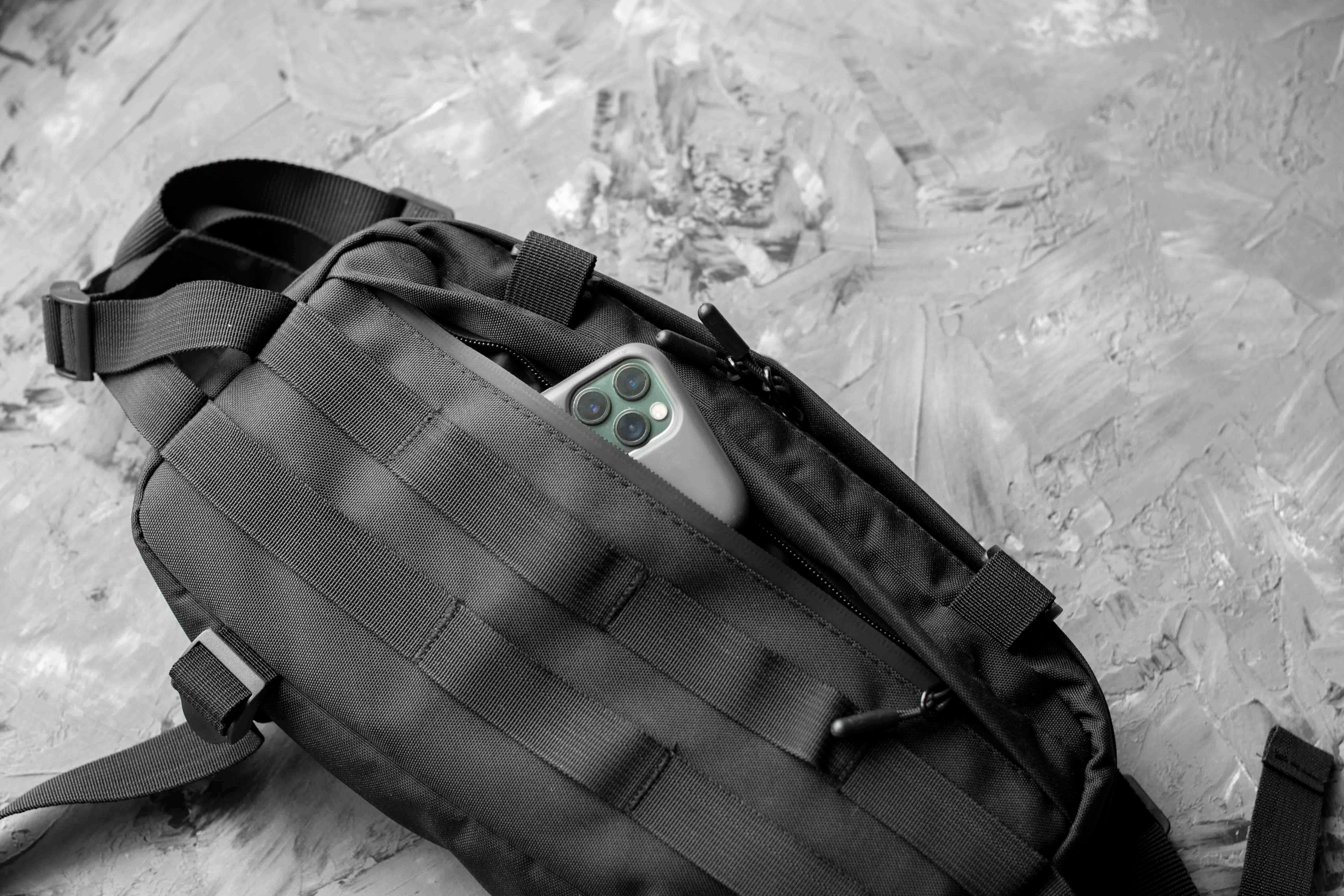 Тактическая мужская сумка на грудь на пояс черная бананка слинг