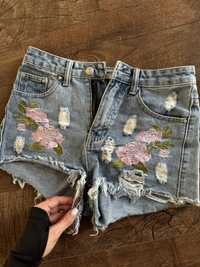 Женские джинсовые шорты с вышивкой