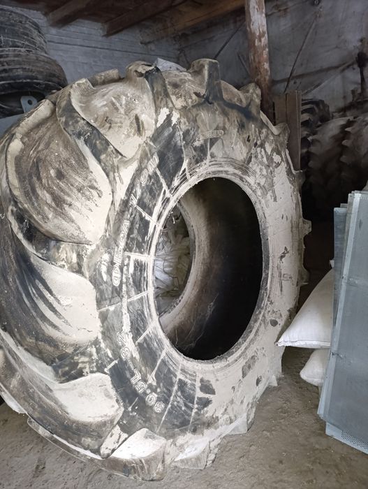 Шина 800/65 R32  або 30,5 R32