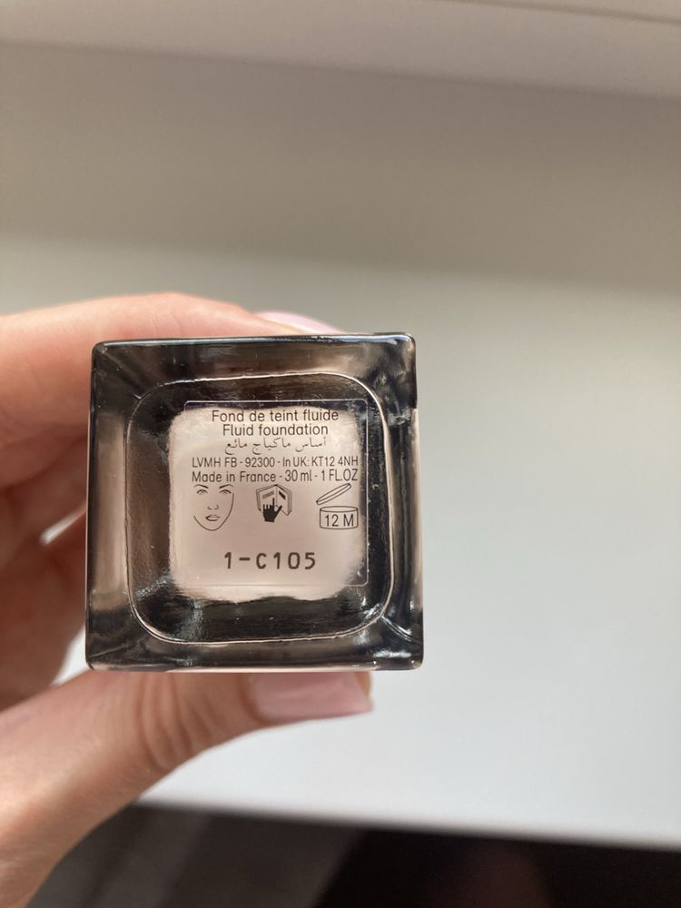 Тональна основа для обличчя Givenchy Prisme Libre Skin-Caring Glow