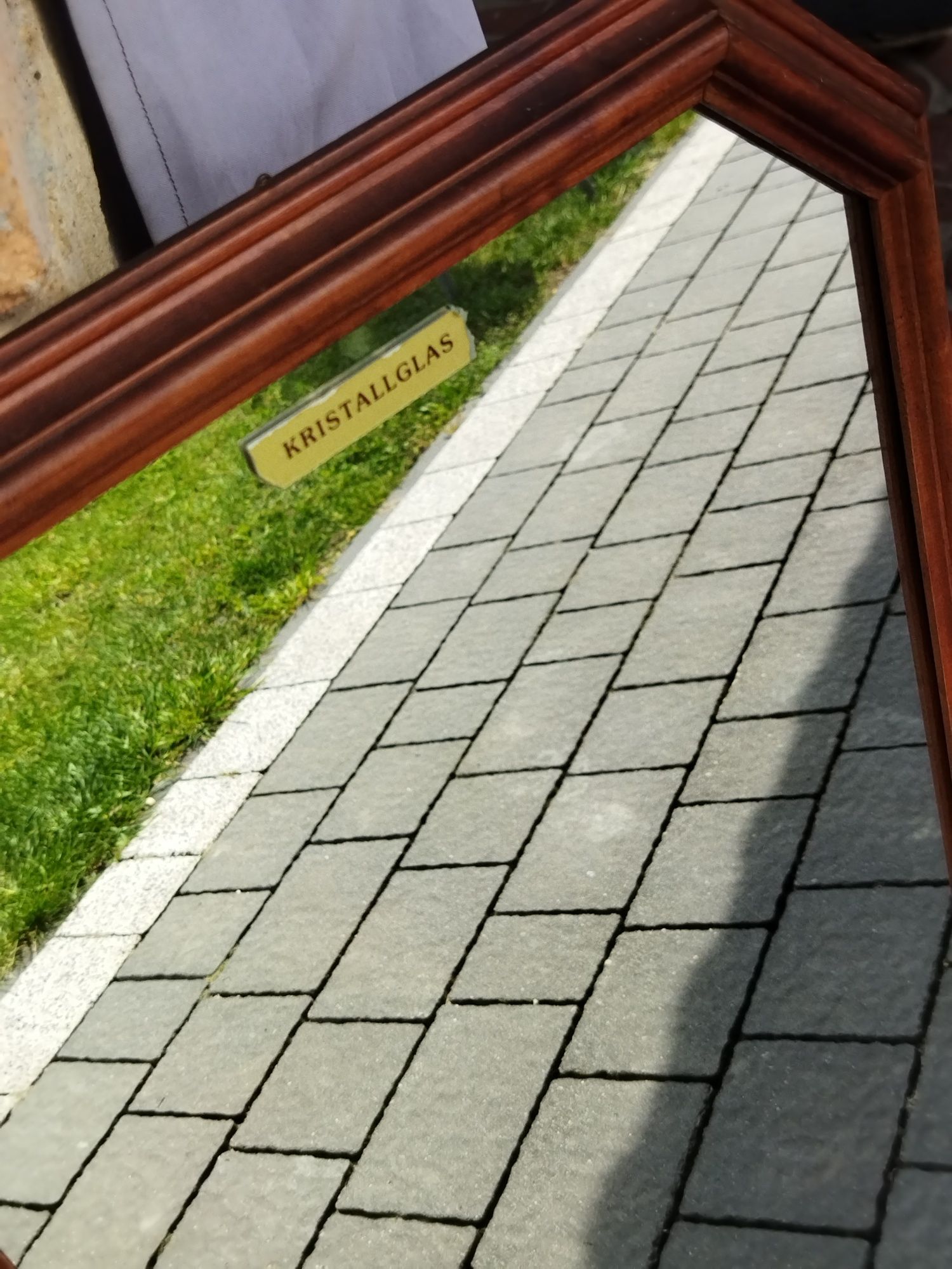 Lustro ścienne w drewnianej ramie