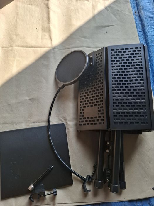 Statyw mikrofonowy z panelem wyciszającym