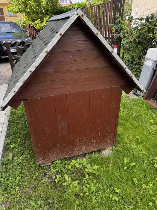 Drewniany domek dla psa – solidny, ocieplany dach