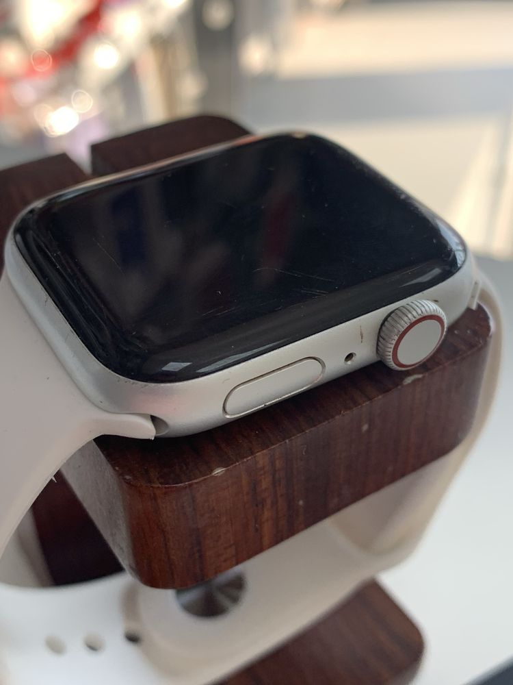 Оригінальні apple watch series Se 44 mm silver