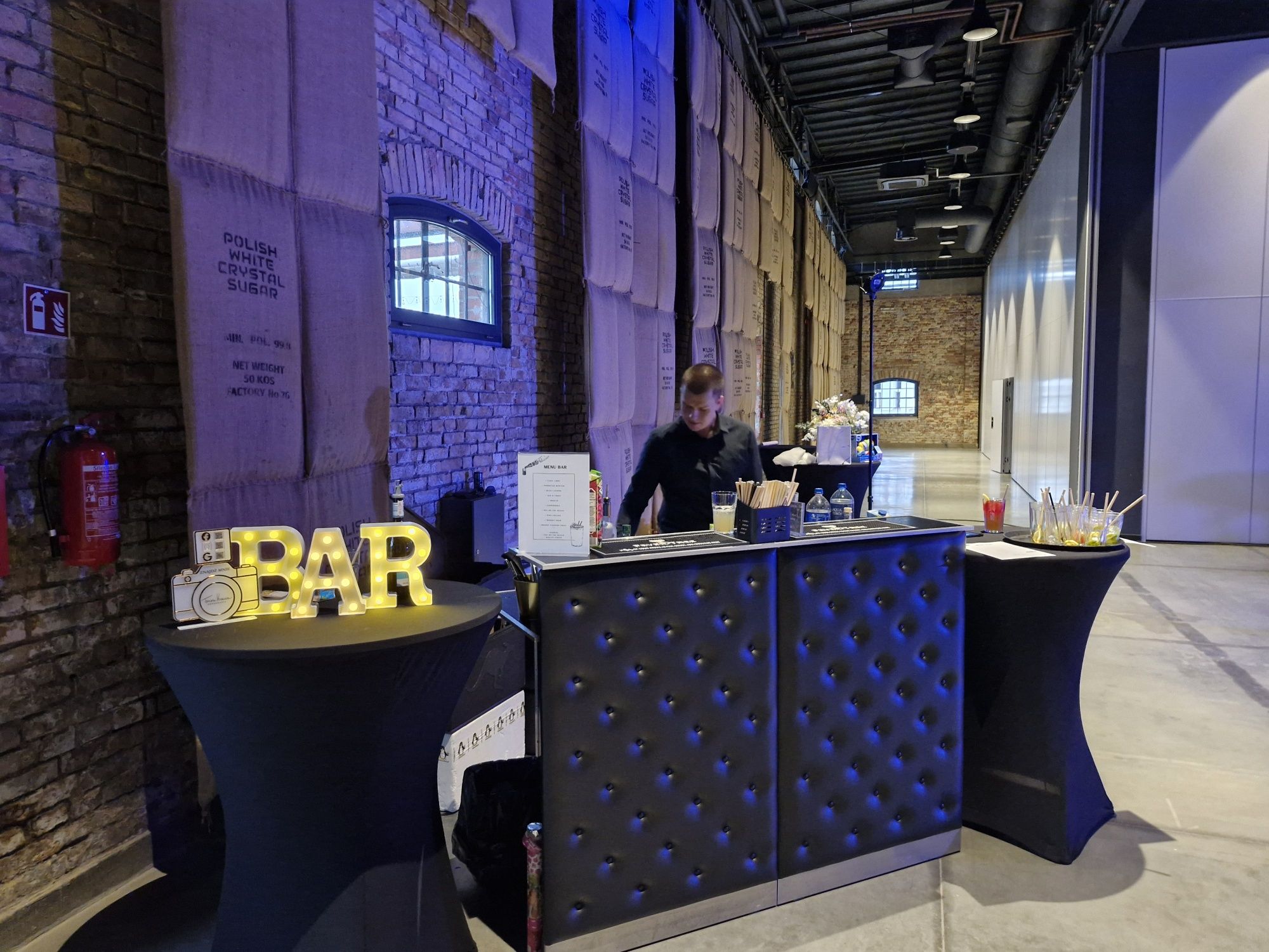 Barman DrinkBar Obsługa barmańska Barmani wesele urodziny osiemnastka
