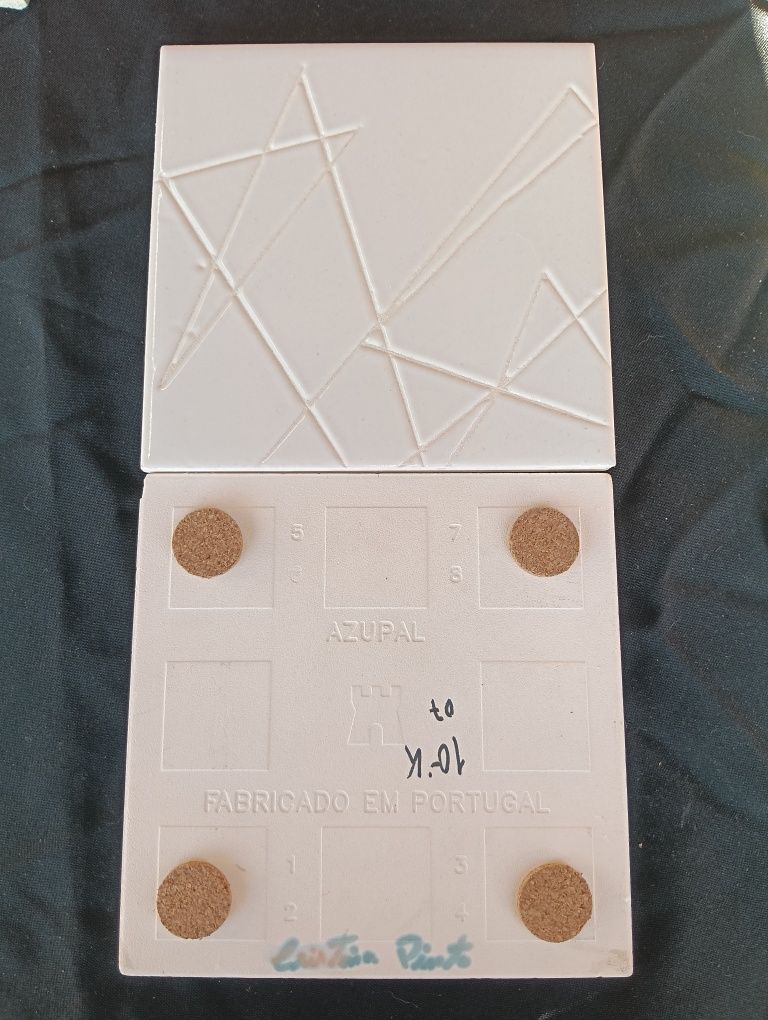 Azulejos com baixo relevo para bases