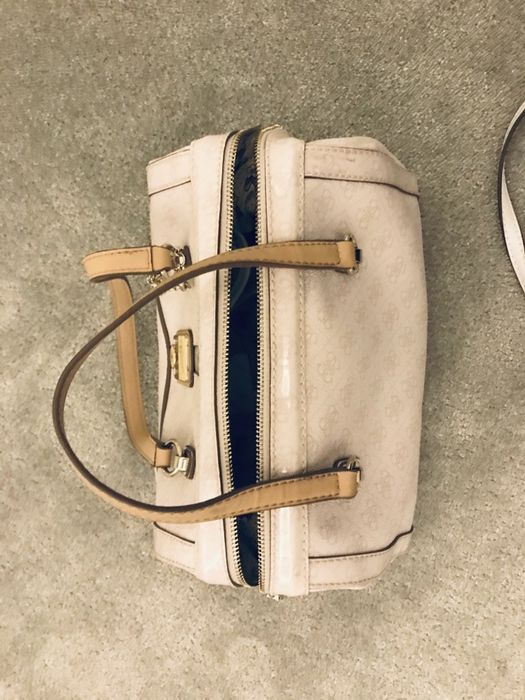 Guess torebka w kolorze delikatnego różu (nowa prawie)