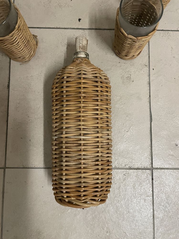 Conjunto de garrafa e copos forrados a vime