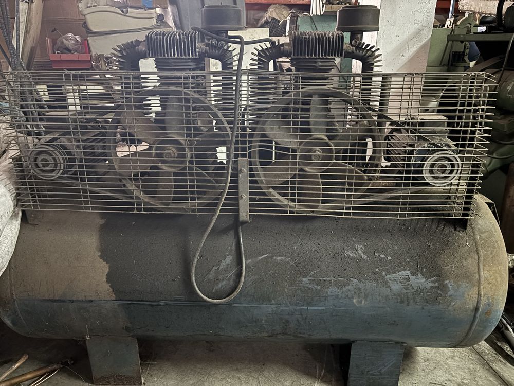 Compressor grande e em funcionamento