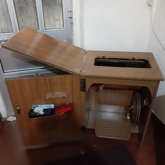 Maquina de costura “(Oliva )pronta à trabalhar