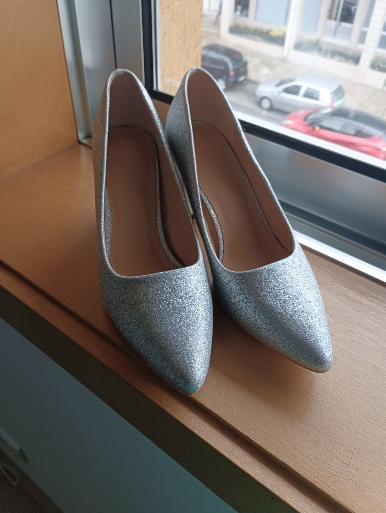Sapatos prateados brilhantes