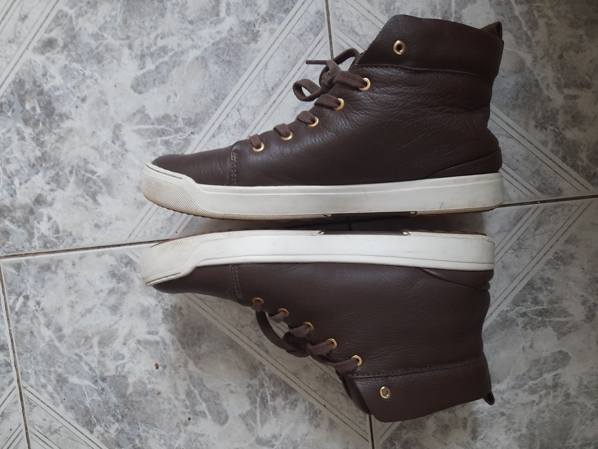 Lacoste brązowe skórzane sneakersy ze zlotym logo 38