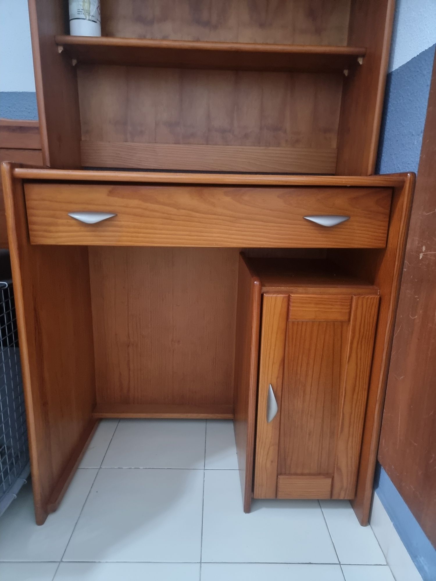 Vendo secretária de quarto