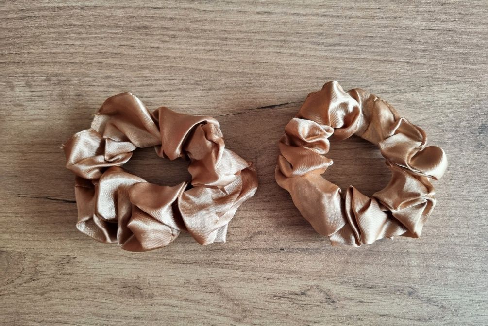 2 gumki do włosów scrunchie