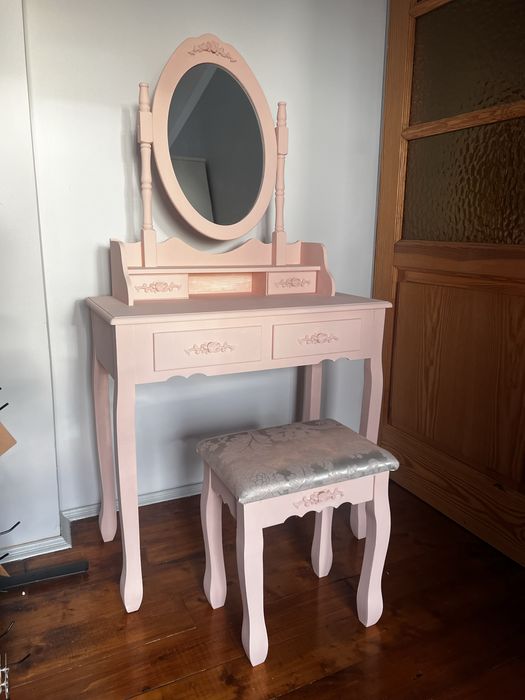 Różowa toaletka z taboretem