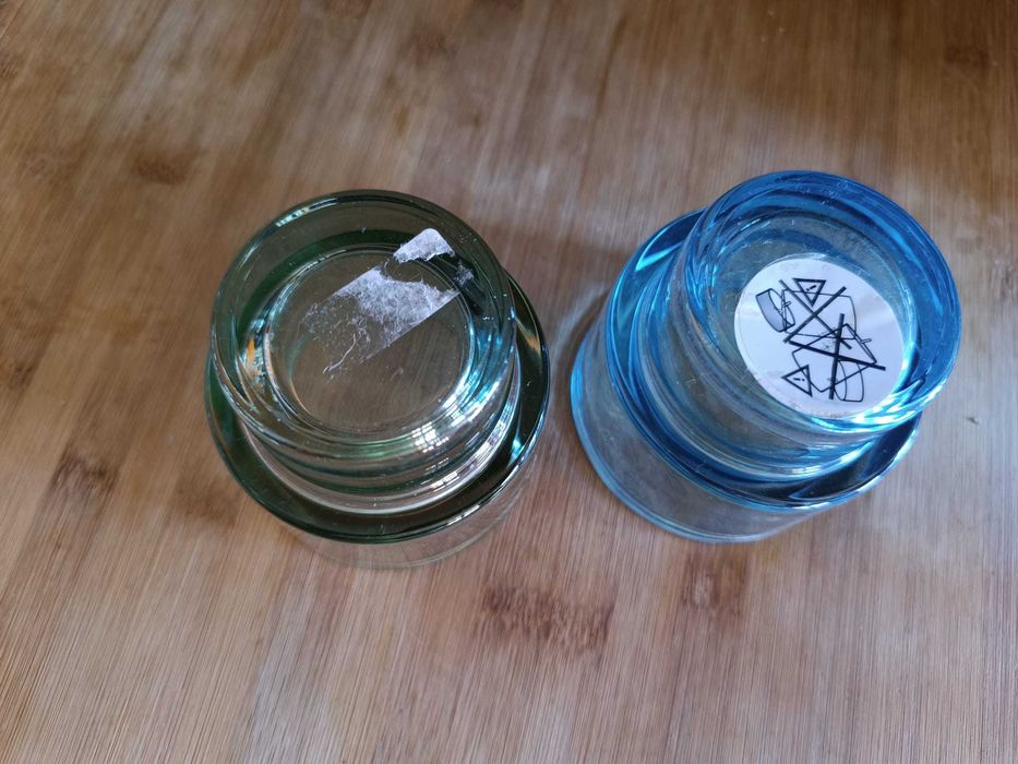 2 castiçais de vidro grosso - um verde e um azul