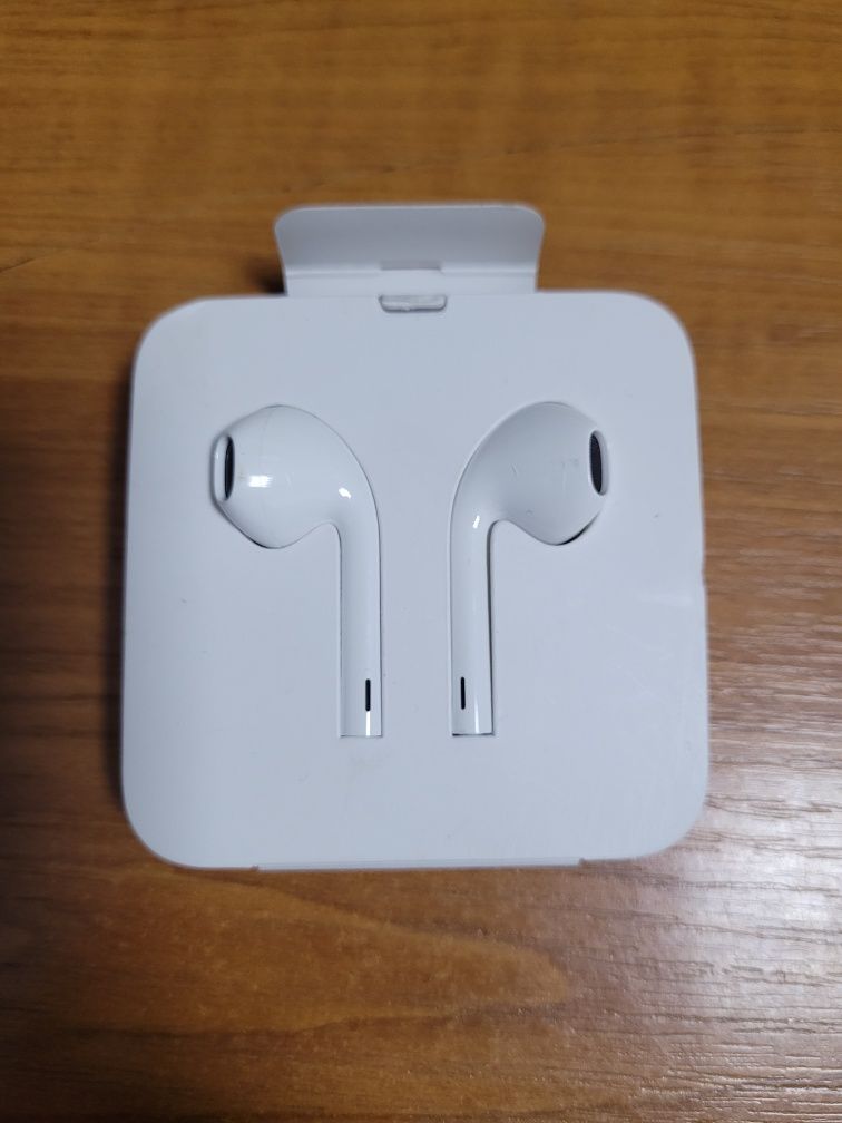 Навушники A1748 EarPods Lightning Connector оригінал з комплекту