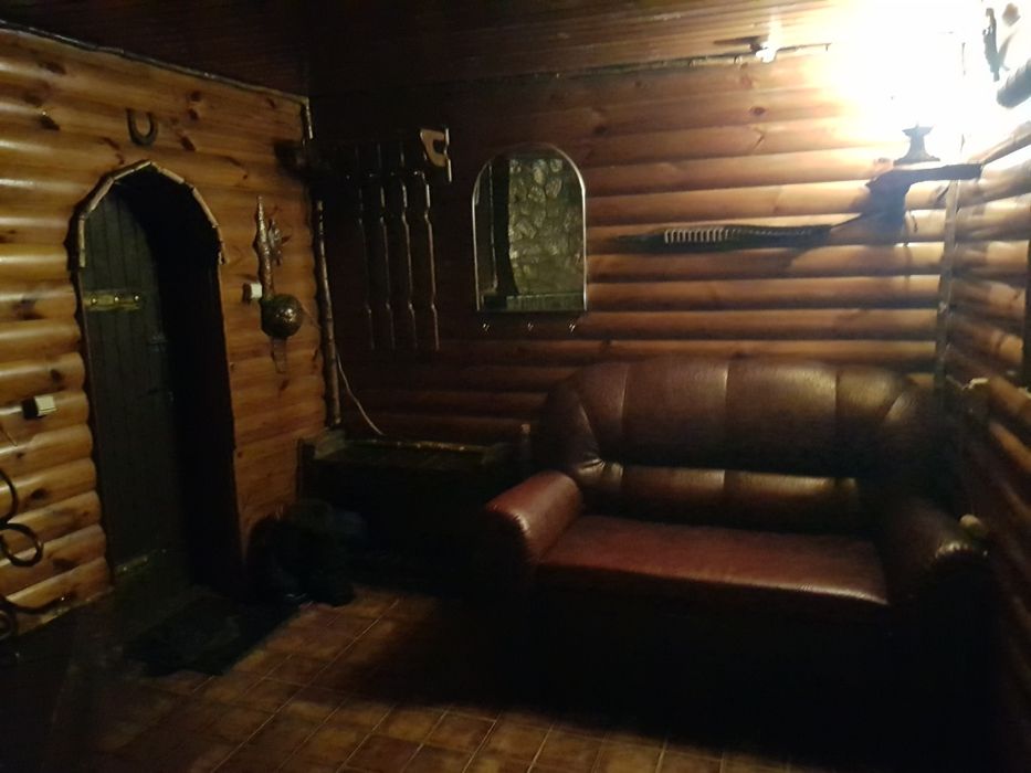 На одній території розташовані 3 бані і  будиночок подобово