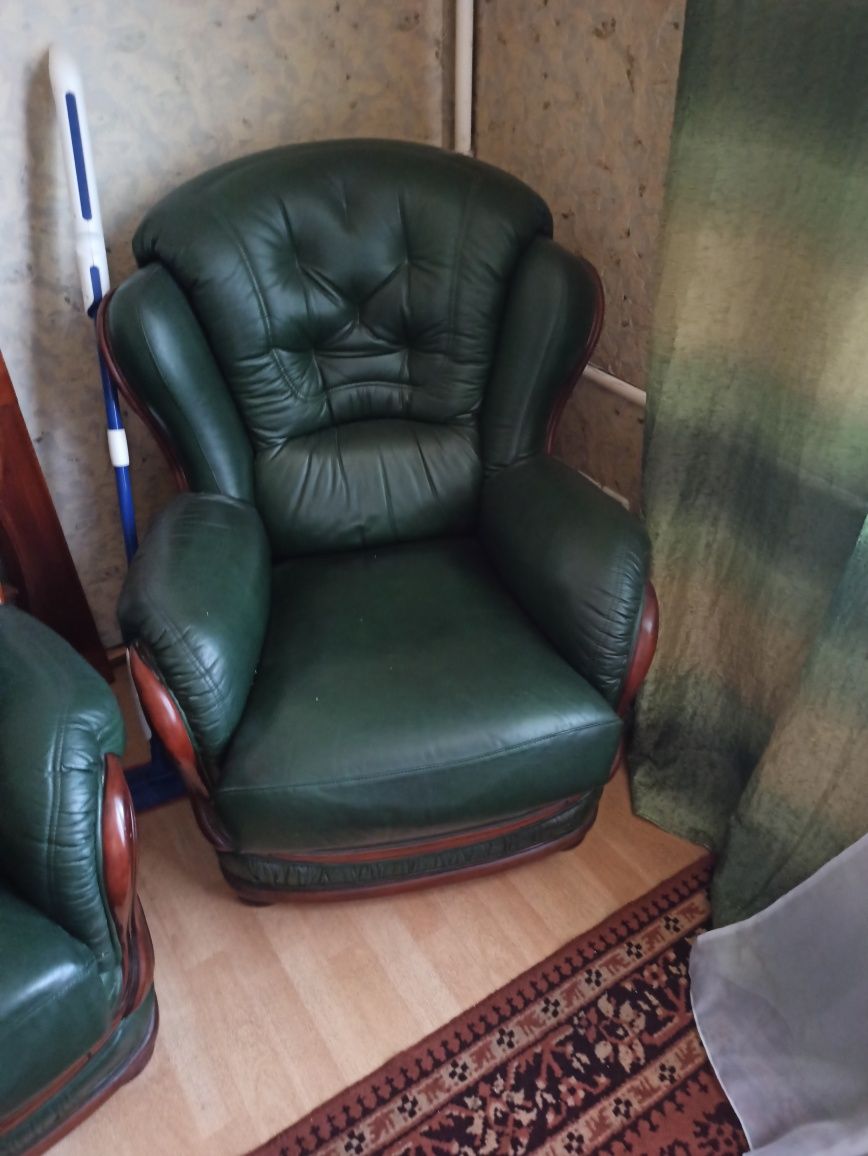 Продам диван и два кресла в отличном состоянии  натуральная кожа