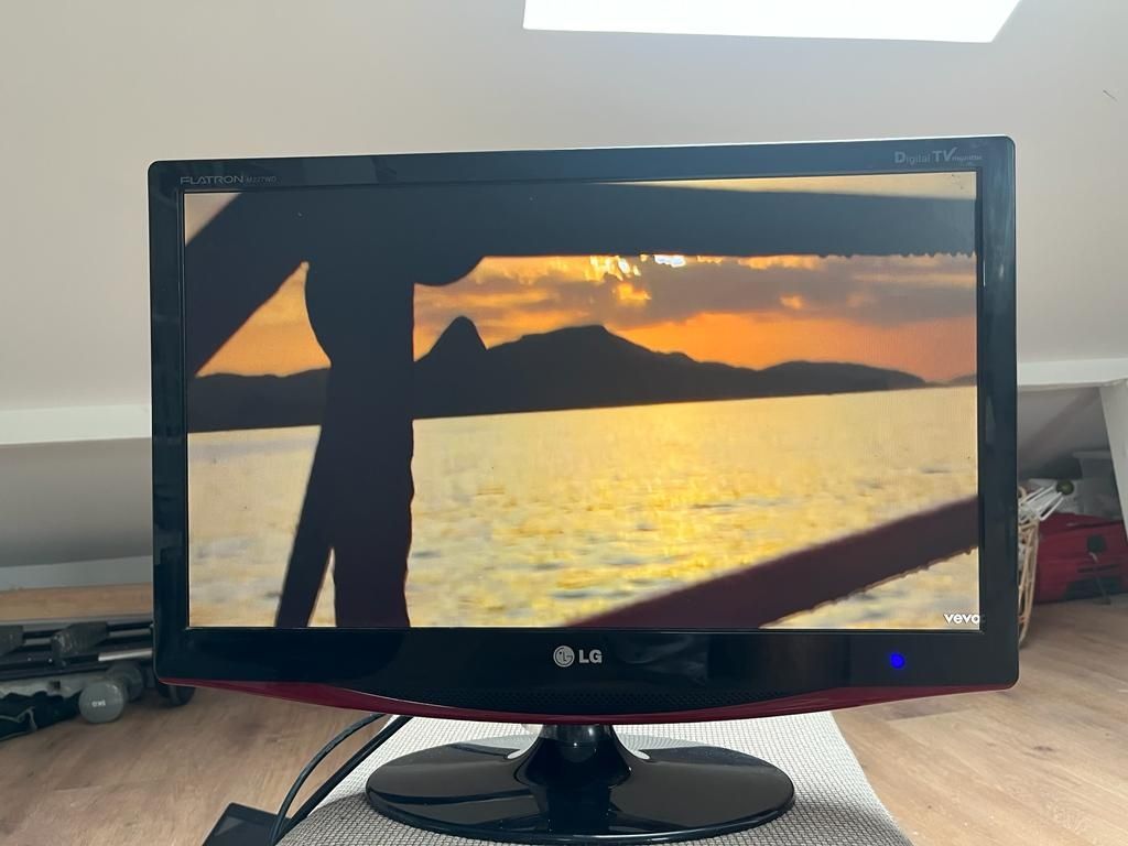 Televisão/Monitor LG Flatron 22" (Em ótimo estado)