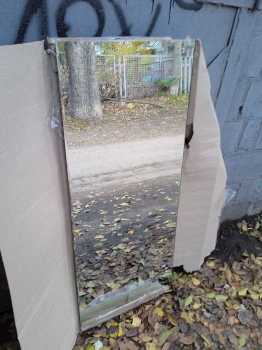 Зеркало большое.