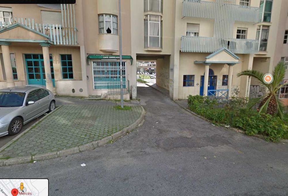 Vende-se espaço em Parqueamento comum Tapada das Merces