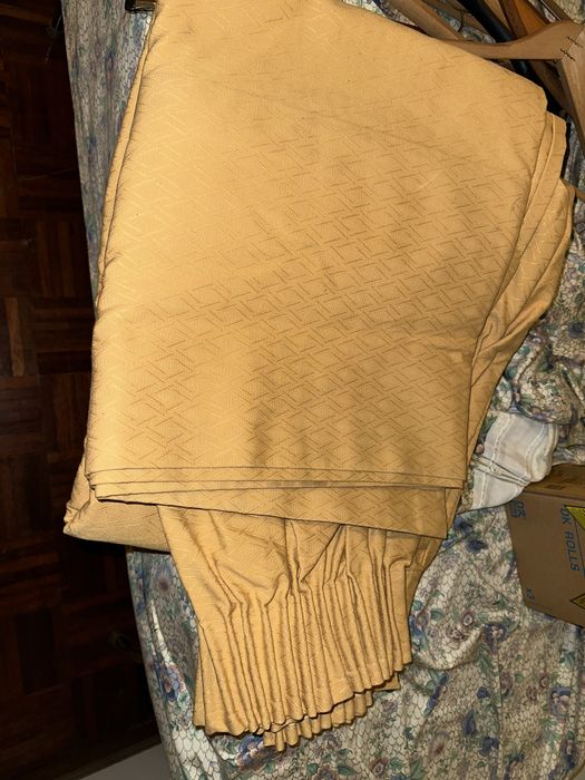 Conjunto 2 cortinas tecido opaco amarelo escuro