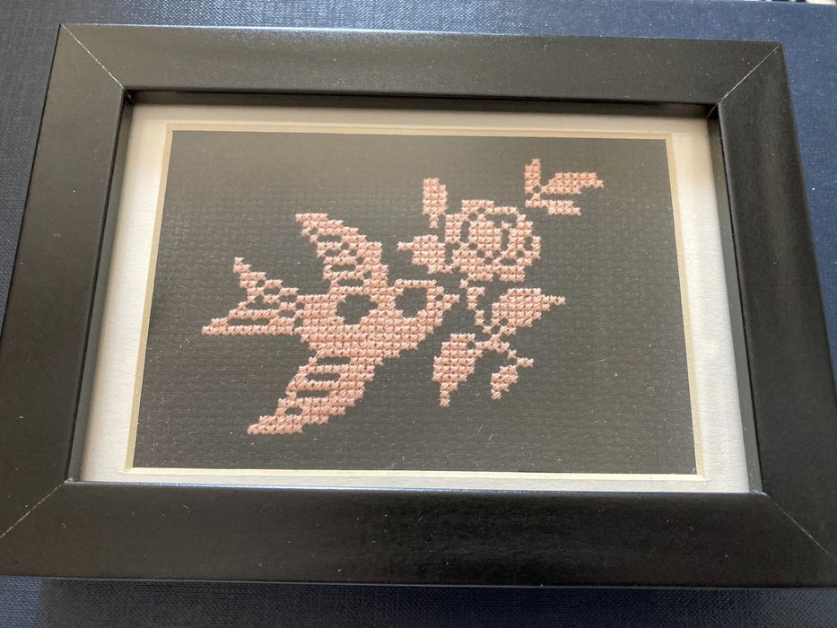 Haft krzyżykowy, ptak z kwiatem, w ramce