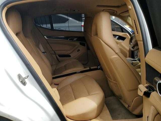 Porsche Panamera 3.0 Hybrid z 2013 roku, model USA.