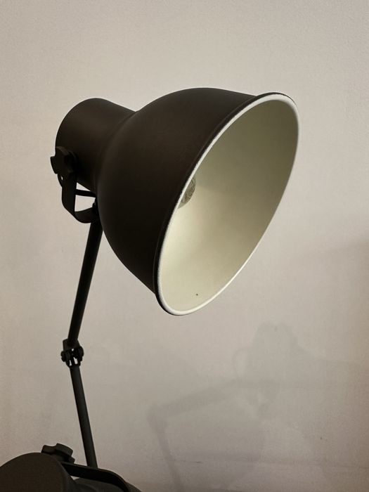 Lampki biurkowe z funkcją ładowania na usb ikea