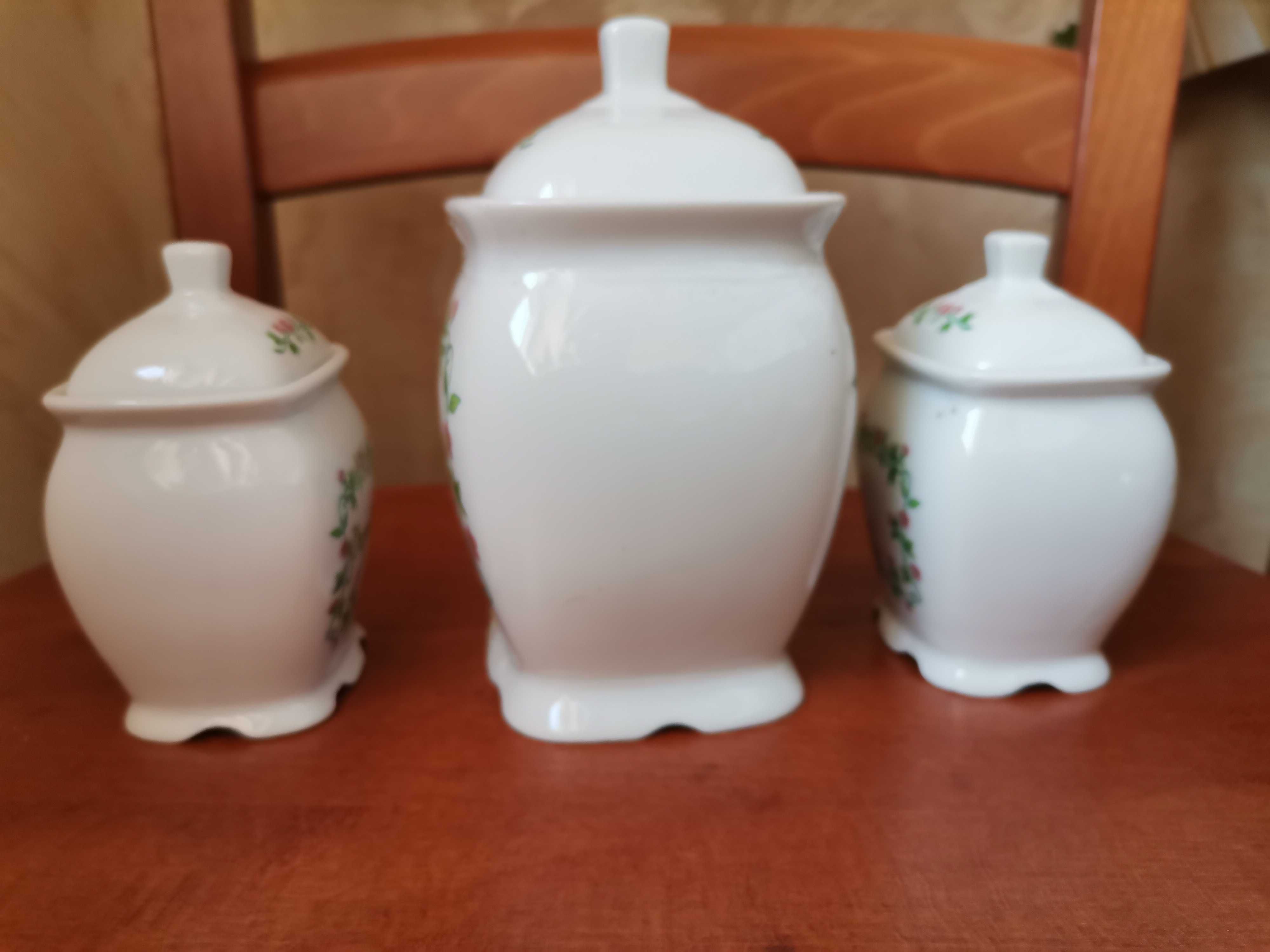 Trzy ceramiczne pojemniczki na przyprawy