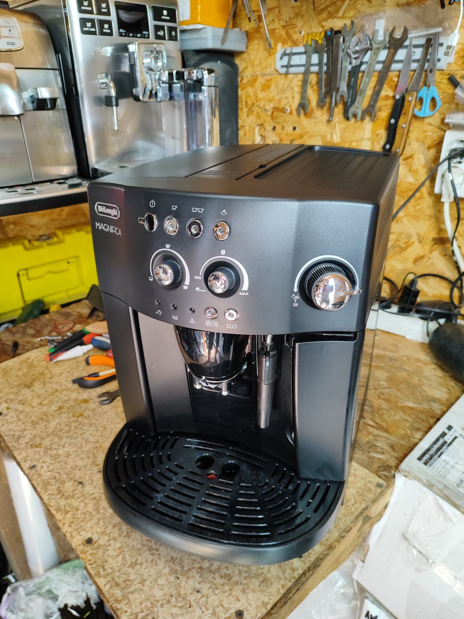 Кофемашина, кавомашина Delonghi ESAM 04.110 Magnifica