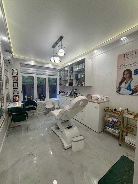 Косметологічна клініка з меблями на Печерську в ЖК KADORR