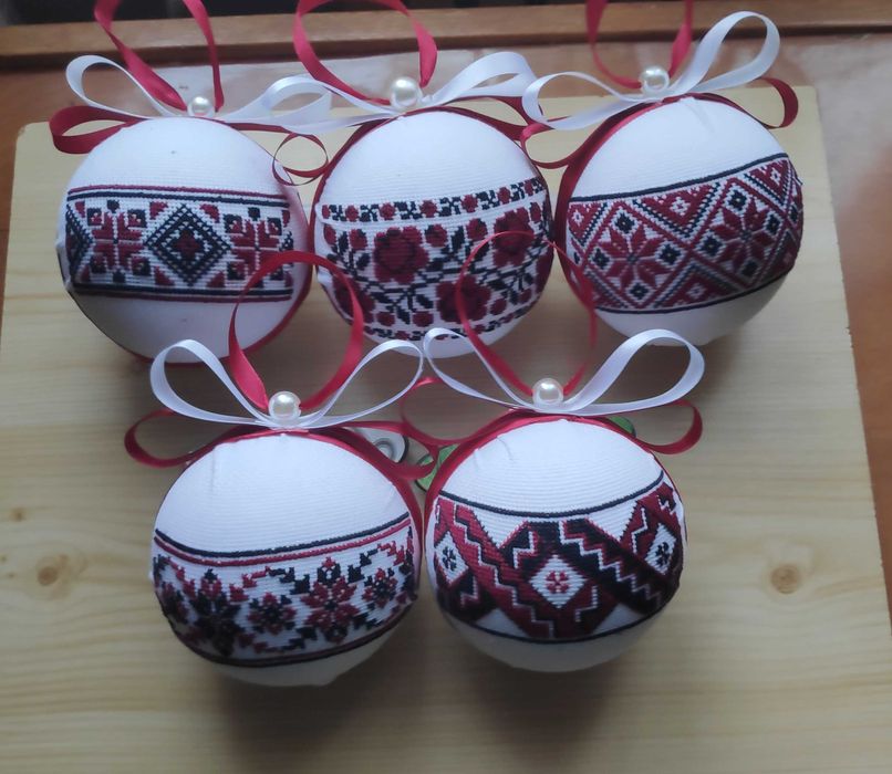 Новорічні іграшки вишиті