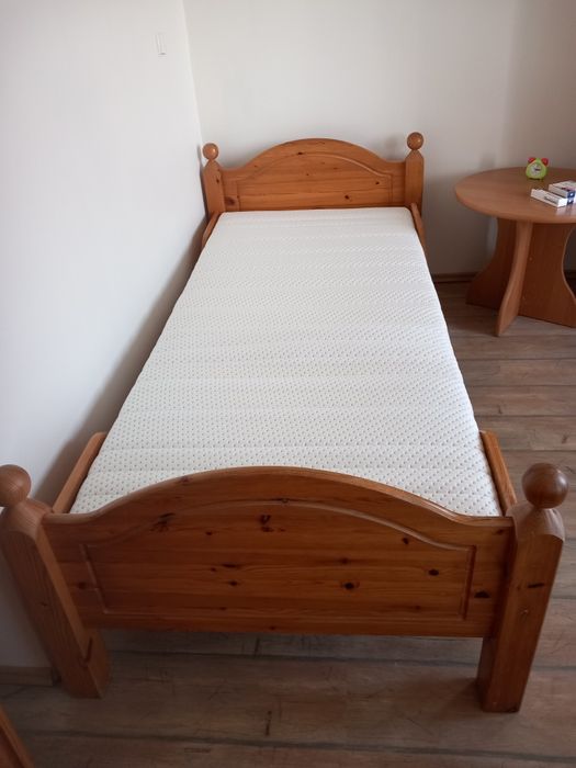 Łóżko sosnowe z materacem