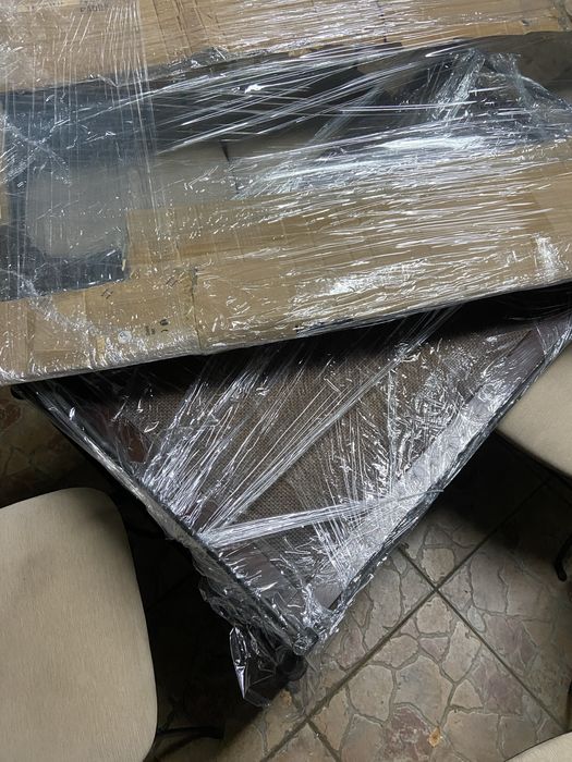 Mesa de ferro com tampo de vidro + 6 cadeiras com detalhe em palhinha