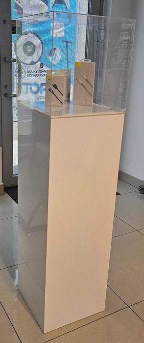 Szafka, prezenter ze schowkiem w środku. Przezroczyste pleksi na górze