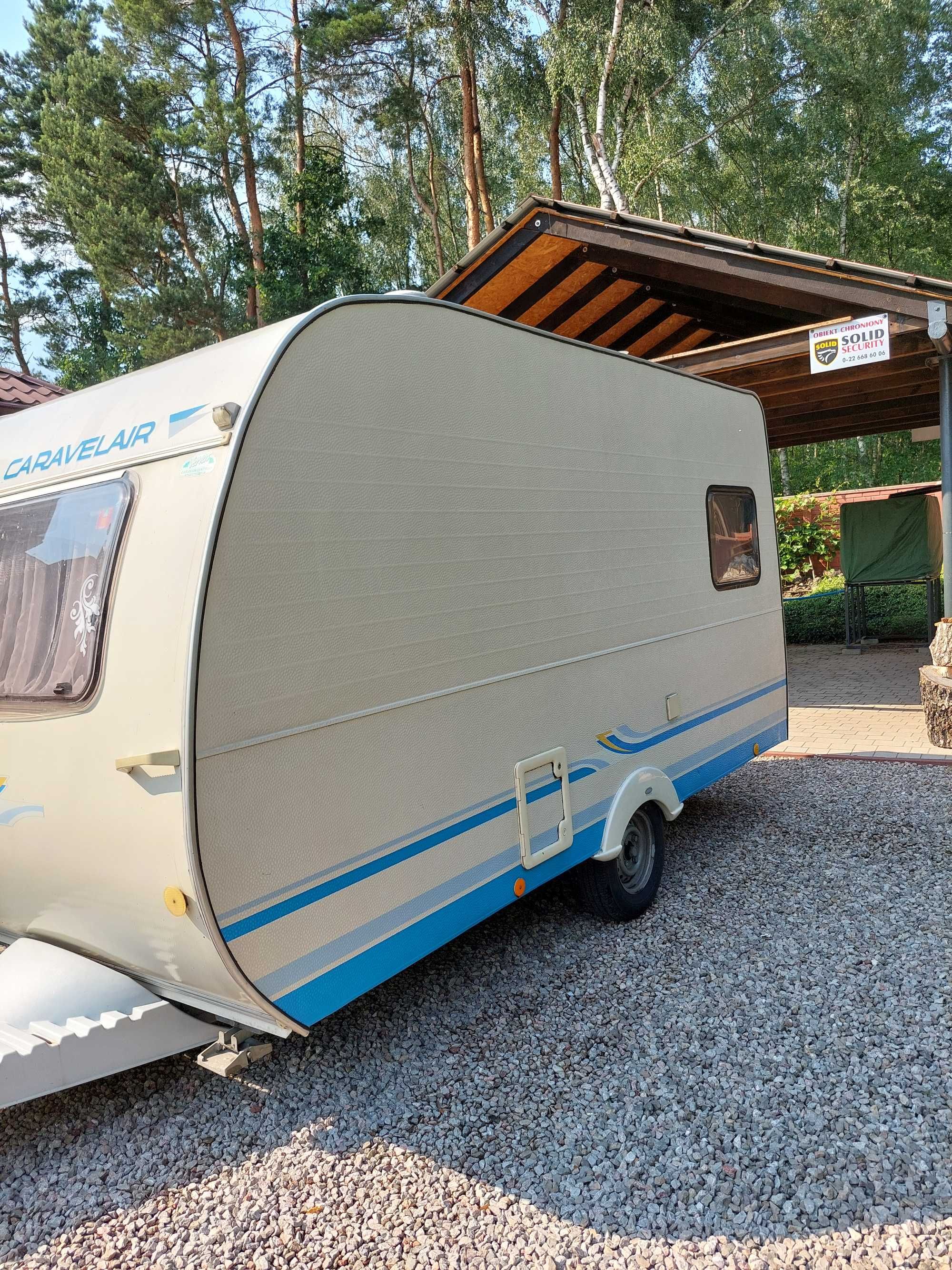 Przyczepa kempingowa Caravelair Universe 425 z łazienką 4 osobowa